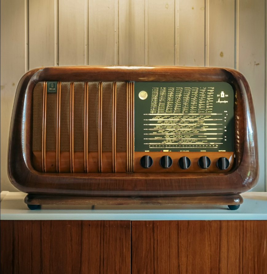 Magnadyne SV84, radio italiana del dopoguerra restaurata, mobile in legno curvato e radica